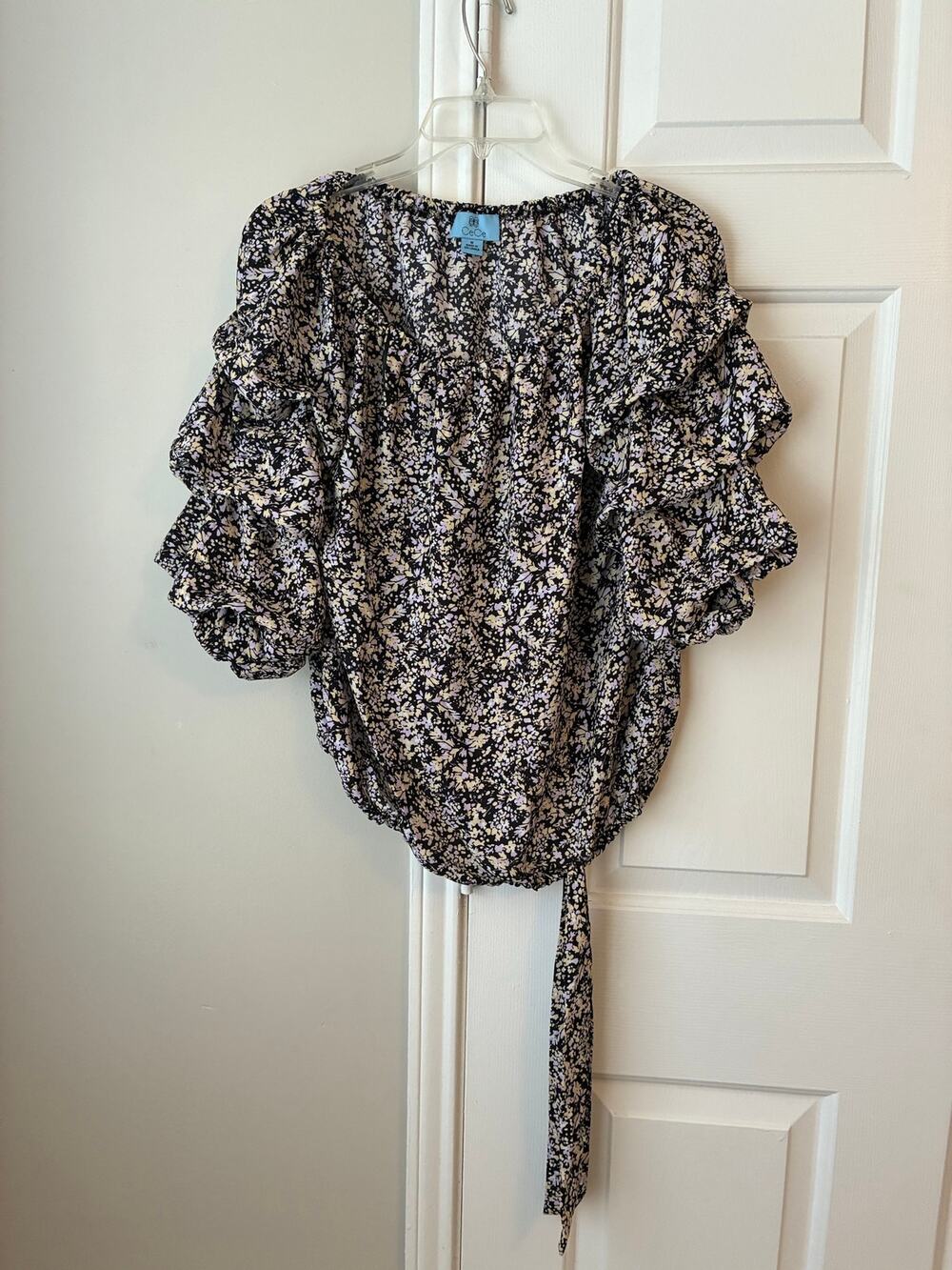 CeCe Ditsy Floral Scoop Neck Blouse Medium Tiered Ruffle Sleeve Black White M